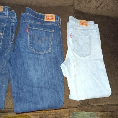 LADIES LEVI JEANS WAIST SIZE 30