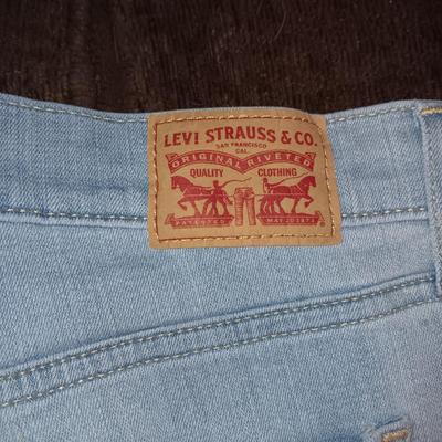 LADIES LEVI JEANS WAIST SIZE 30