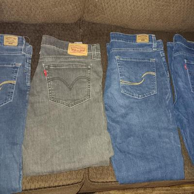 LADIES LEVI JEANS WAIST SIZE 30