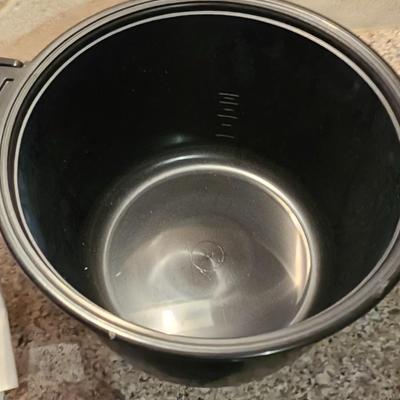 Pampered chef dish and plastic insulated food storage with glass bowl insert