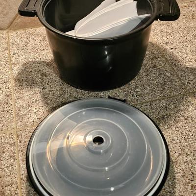 Pampered chef dish and plastic insulated food storage with glass bowl insert