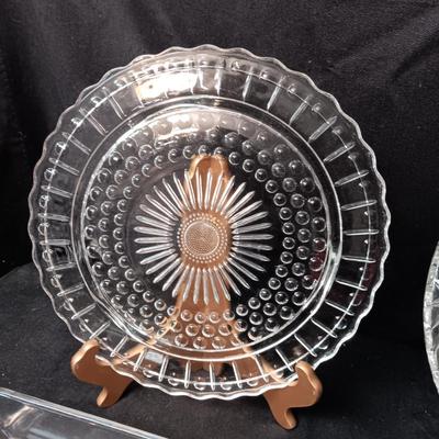 2 GLASS PLATTERS AND 2 BAKING DISHES