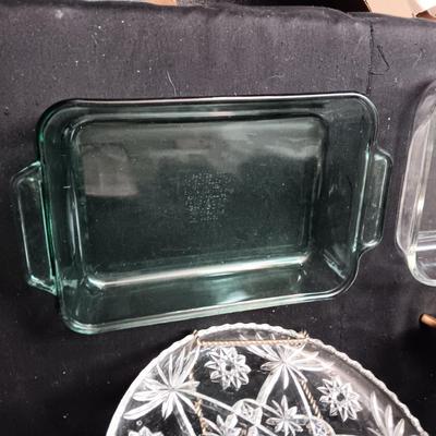2 GLASS PLATTERS AND 2 BAKING DISHES