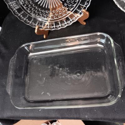 2 GLASS PLATTERS AND 2 BAKING DISHES