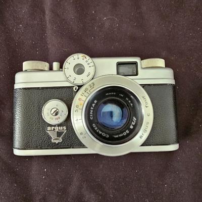 Argus C-4 35mm Rangefinder Camera - Vintage 1950s in leather camera case