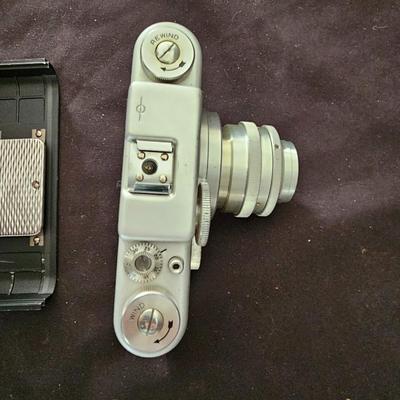 Argus C-4 35mm Rangefinder Camera - Vintage 1950s in leather camera case