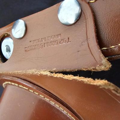 Argus C-4 35mm Rangefinder Camera - Vintage 1950s in leather camera case