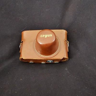 Argus C-4 35mm Rangefinder Camera - Vintage 1950s in leather camera case