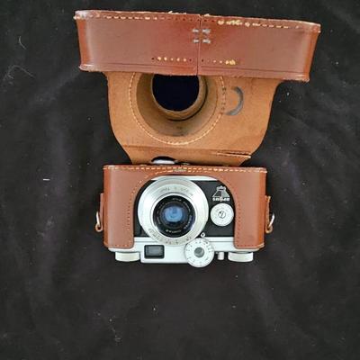 Argus C-4 35mm Rangefinder Camera - Vintage 1950s in leather camera case