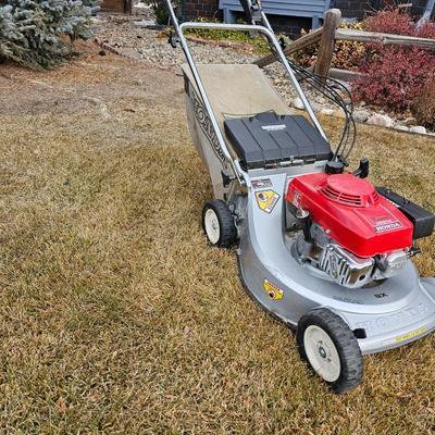 Tested & running Honda HR 214 SX Self-propelled Lawn Mower with grass collector bag