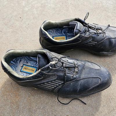 Brand new Callaway golf gloves with a pair of DryJoys golf shoes