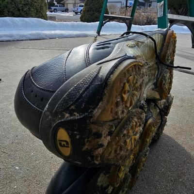 Brand new Callaway golf gloves with a pair of DryJoys golf shoes