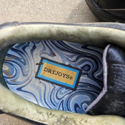 Brand new Callaway golf gloves with a pair of DryJoys golf shoes