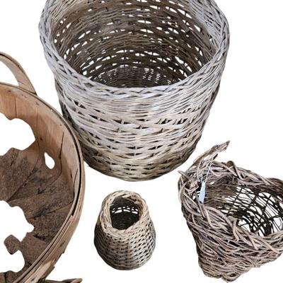 Basket Lot with Wine Rack