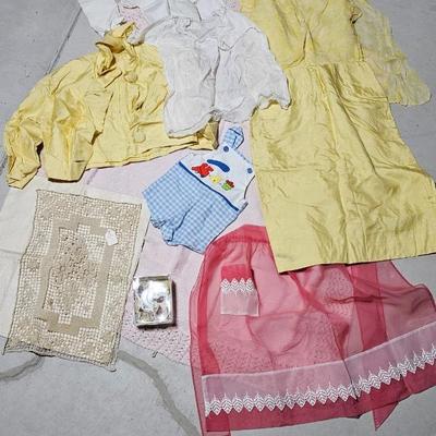 Large assortment of Vintage baby cloths - Baby blanket