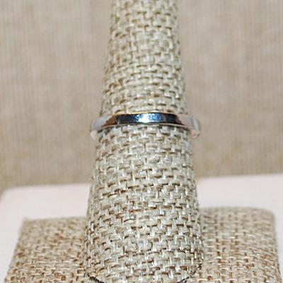 Size 7 ¼ Marked .925 Round Clear Stone Ring in a Hexagon Setting, Brilliant Accents & Silver Band (4.1g)