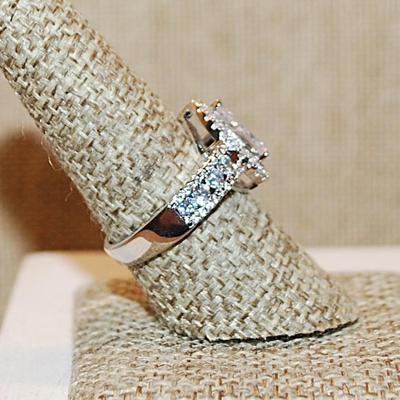 Size 8 Large PEAR Shaped Stone & Setting Ring with Side Brilliant Stone Accents on a Silver Tone Band (5.1g)