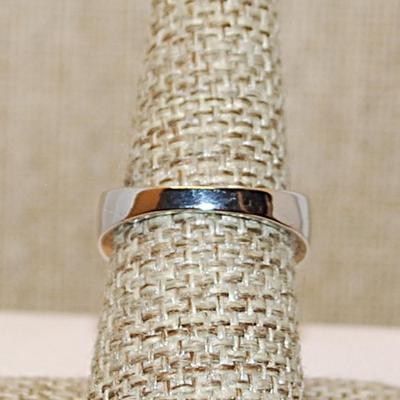 Size 7 ½ RUBY RED Border & Accents Surrounding a Clear Round Stone Ring on a Silver Tone Band (5.6g)