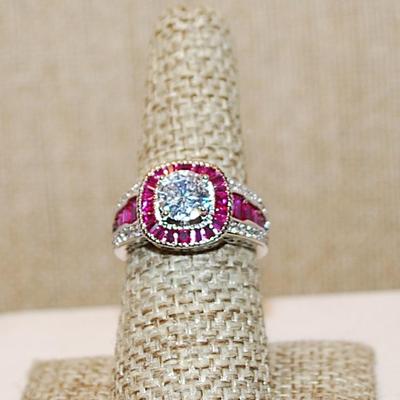 Size 7 ½ RUBY RED Border & Accents Surrounding a Clear Round Stone Ring on a Silver Tone Band (5.6g)