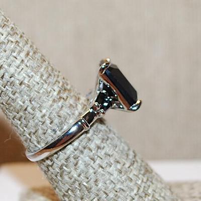 Size 7 Large BLACK Rectangle Stone Ring with Black Side Accents on a Silver Tone Band (4.2g)