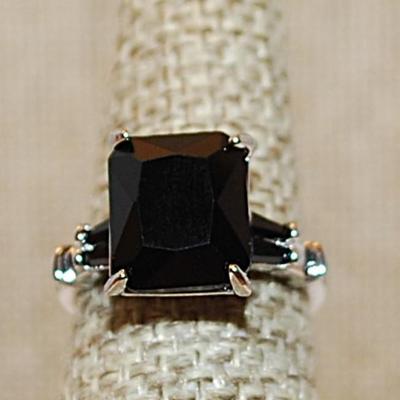 Size 7 Large BLACK Rectangle Stone Ring with Black Side Accents on a Silver Tone Band (4.2g)