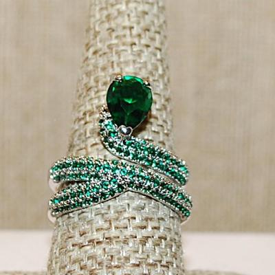 Size 8 ½ Beautiful GREEN PEAR Shaped Main Stone "COBRA SNAKE" Ring on a Silver Tone Double Band (5.7g)