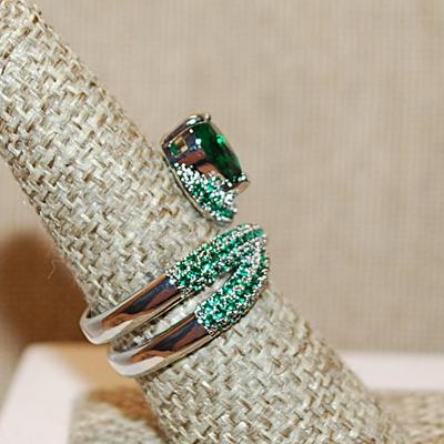 Size 8 ½ Beautiful GREEN PEAR Shaped Main Stone "COBRA SNAKE" Ring on a Silver Tone Double Band (5.7g)