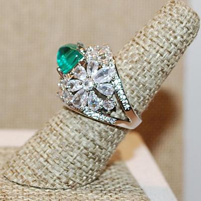 Size 7½ GREEN Pyramid Main Stone Party Ring with Side Petal Flowers on a Silver Tone Band (9.7g)