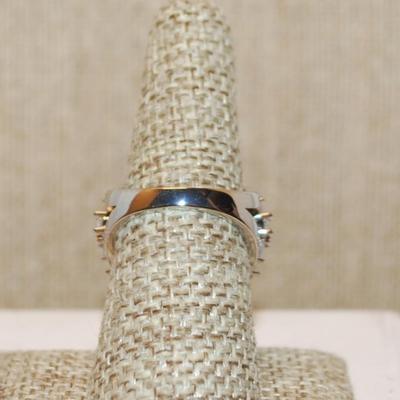 Size 7½ GREEN Pyramid Main Stone Party Ring with Side Petal Flowers on a Silver Tone Band (9.7g)