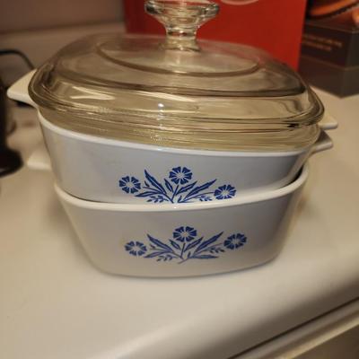 Pair of corningware dishes with lids.