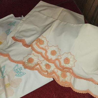 2 pairs of pillow cases.