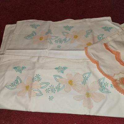 2 pairs of pillow cases.