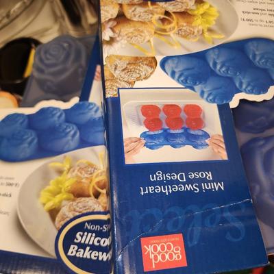 Silicone bakeware. Rose muffins