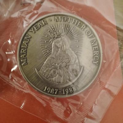 2013 US Coin digest book - Pope John Paul II coin and a Samsonite double pocket money belt