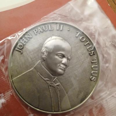 2013 US Coin digest book - Pope John Paul II coin and a Samsonite double pocket money belt