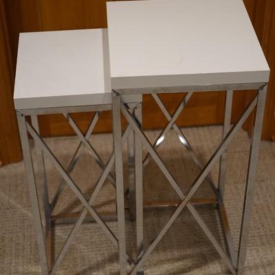 PAIR OF CHROME / PLEXIGLASS TOP NESTING TABLES