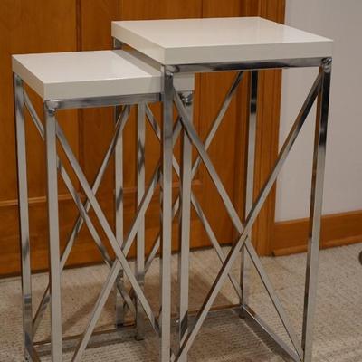 PAIR OF CHROME / PLEXIGLASS TOP NESTING TABLES
