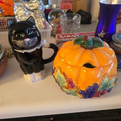 Sale Photo Thumbnail #632: Cat and pumpkin jars