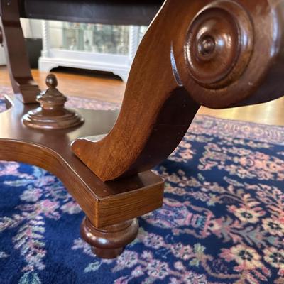 GLASS TOP ROUND COFFEE TABLE