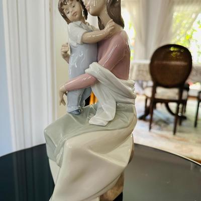 LLADRO A MOTHERS LOVE FIGURINE RETIRED