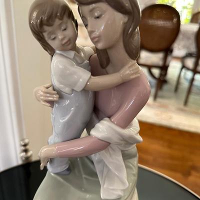 LLADRO A MOTHERS LOVE FIGURINE RETIRED