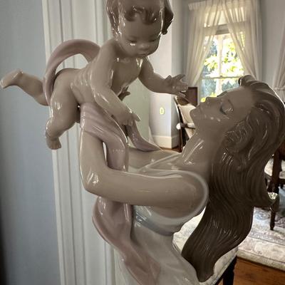 LLADRO MY LITTLE SWEETIE MOTHER FIGURINE