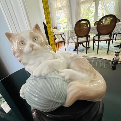LLADRO CAT W WOOL BALL FIGURINE