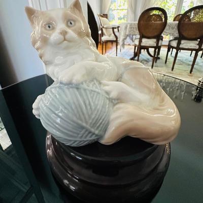 LLADRO CAT W WOOL BALL FIGURINE