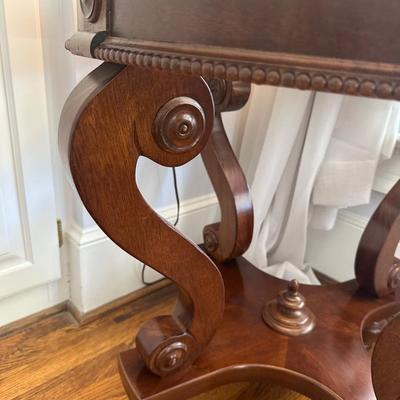 GLASS TOP ROUND ACCENT TABLE