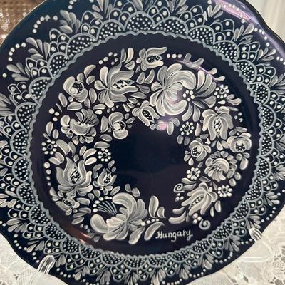 BLUE WHITE DECORATIVE PLATE PAIR