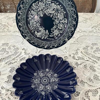 BLUE WHITE DECORATIVE PLATE PAIR