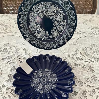 BLUE WHITE DECORATIVE PLATE PAIR