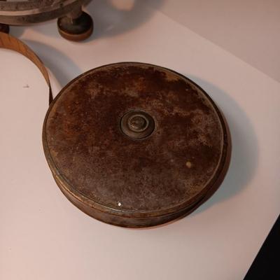 VINTAGE SURVEYORS TRANSIT LEVEL AND AN ANTIQUE TAPE MEASURE