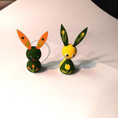 VINTAGE MICKEY MOUSE COMB, 2 PINS AND 2 WOODEN HANDCRAFTED RABBITS FROM HOLLAND